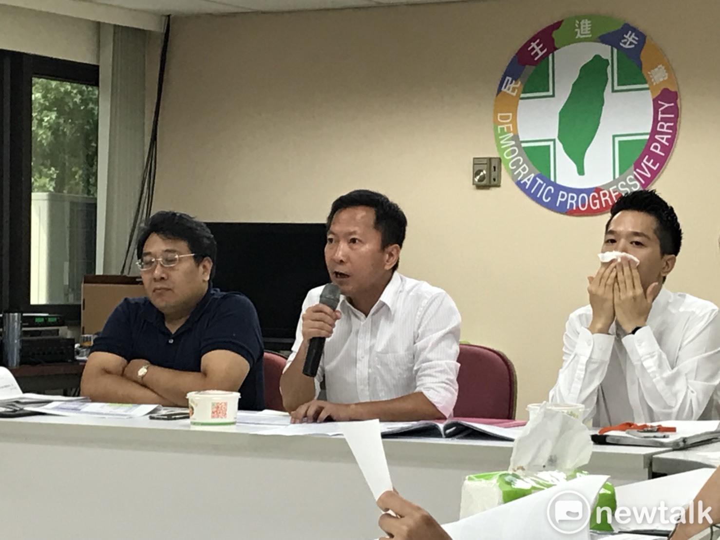 民進黨團下午找北市府官員針對第一果菜市場改建案開會。 圖 : 周煊惠 / 攝 民進黨團下午找北市府官員針對第一果菜市場改建案開會。 圖 : 周煊惠 / 攝