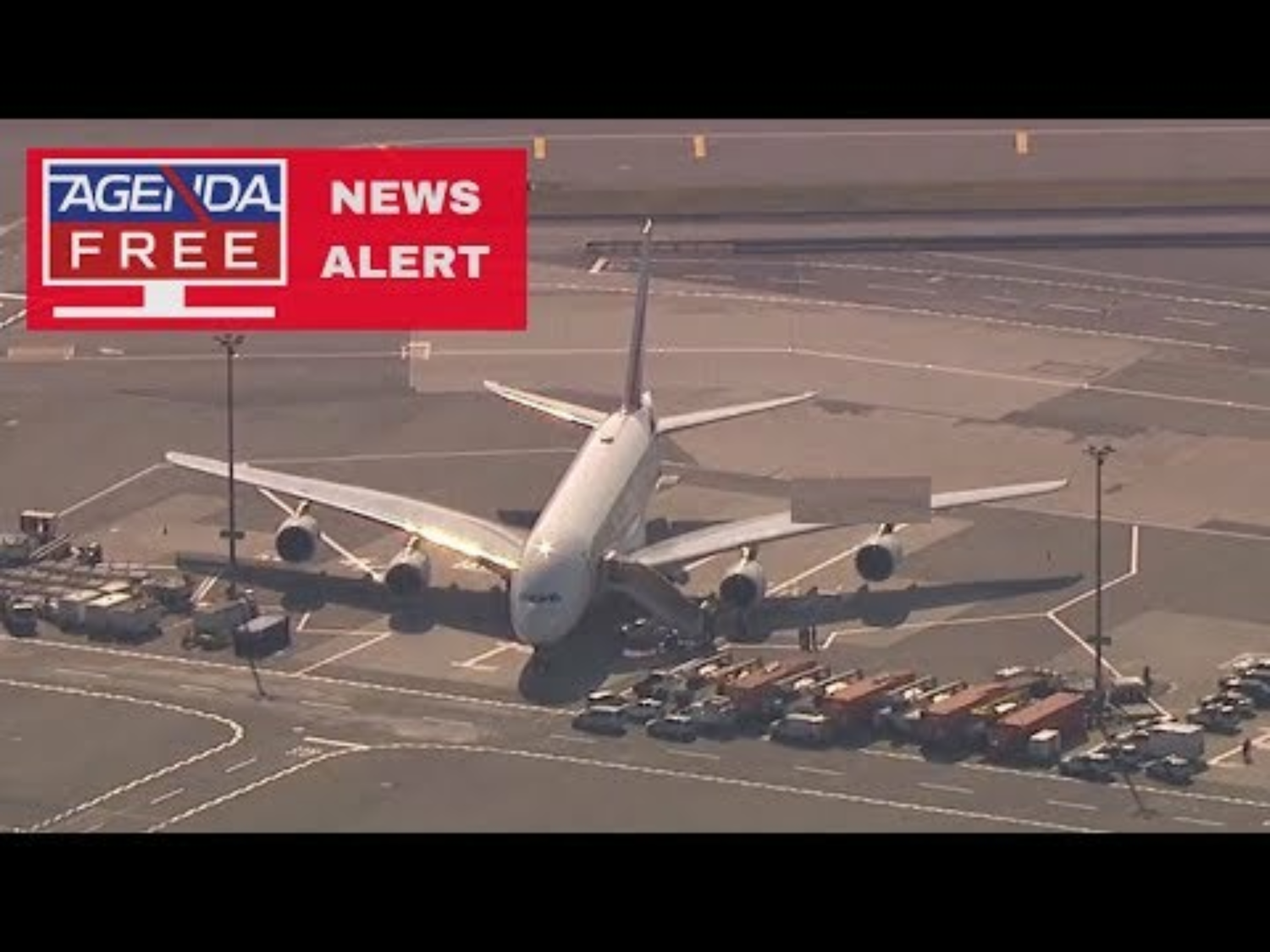 至少搭載521名乘客的阿聯酋航空(Emirates Airlines)203航班於美東夏令時間上午9時過後不久降落紐約甘迺迪國際機場(John F. Kennedy International Airport)。紐約巿長辦公室發言人康崔拉斯(Raul Contreras)表示,證實罹病的19人中有10人送醫,但另外9人拒絕接受治療。 圖:翻攝自Youtube 至少搭載521名乘客的阿聯酋航空(Emirates Airlines)203航班於美東夏令時間上午9時過後不久降落紐約甘迺迪國際機場(John F. Kennedy International Airport)。紐約巿長辦公室發言人康崔拉斯(Raul Contreras)表示,證實罹病的19人中有10人送醫,但另外9人拒絕接受治療。 圖:翻攝自Youtube