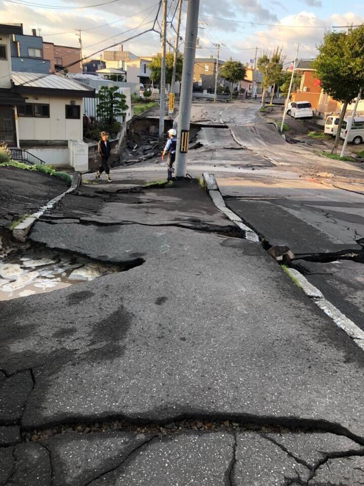 北海道強震,道路出現下陷龜裂情形。 圖:翻攝推特 北海道強震,道路出現下陷龜裂情形。 圖:翻攝推特