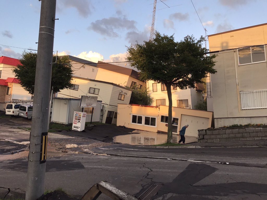 北海道柏油路裂開及房屋坍塌。 圖:翻攝推特 北海道柏油路裂開及房屋坍塌。 圖:翻攝推特