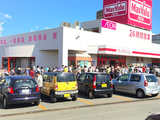 今(6)日北海道強震,停水停電後,民眾紛紛跑去商店購買存糧,度過這次震災。 圖:翻攝Instagram 今(6)日北海道強震,停水停電後,民眾紛紛跑去商店購買存糧,度過這次震災。 圖:翻攝Instagram