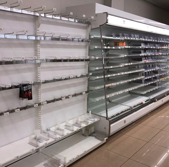 超市內的東西全部搶購一空。 圖:翻攝推特 超市內的東西全部搶購一空。 圖:翻攝推特