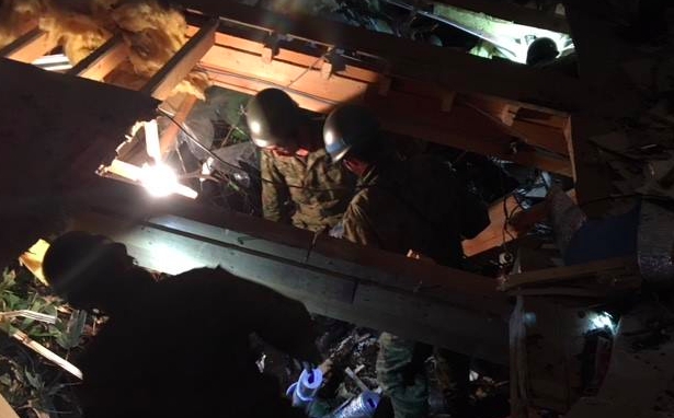 日本陸上親衛隊救援因地震遭房屋掩埋的民眾。 圖:翻攝推特 日本陸上親衛隊救援因地震遭房屋掩埋的民眾。 圖:翻攝推特