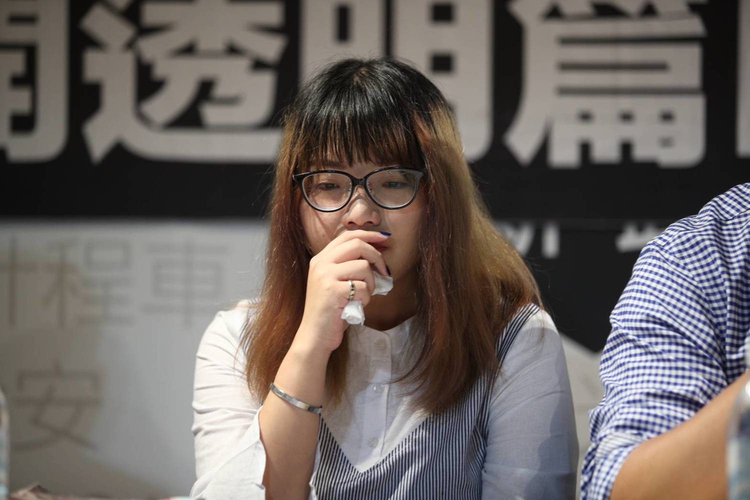 4歲的青年代表潘袁詩羽頻頻拭淚。 圖:姚辦 4歲的青年代表潘袁詩羽頻頻拭淚。 圖:姚辦