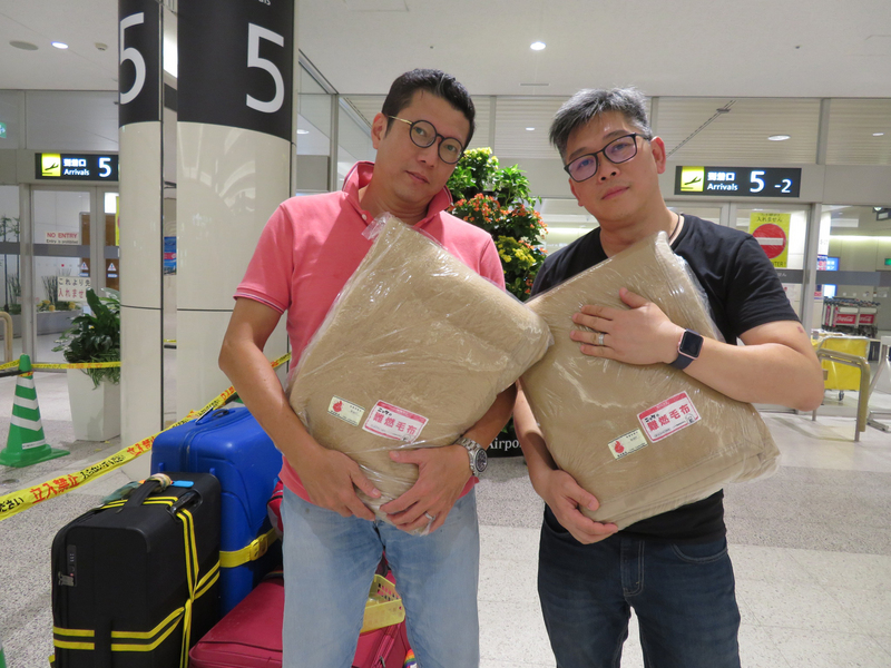 來自香港的霍志誠與當演員的友人楊英偉等一行共16人來北海道旅遊,歷經6日凌晨強震,7日晚間睡新千歲機場。 圖:中央社 來自香港的霍志誠與當演員的友人楊英偉等一行共16人來北海道旅遊,歷經6日凌晨強震,7日晚間睡新千歲機場。 圖:中央社