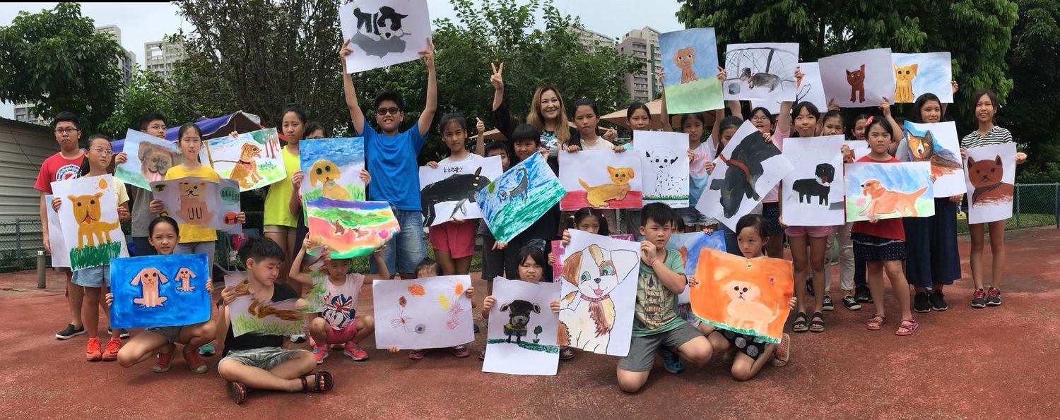 新北市府在板橋動物之家舉辦狗狗節寫生,旅美藝人畫家張富美也到場示範指導,與小朋友一起展示作品。
圖:新北市動保處提供 新北市府在板橋動物之家舉辦狗狗節寫生,旅美藝人畫家張富美也到場示範指導,與小朋友一起展示作品。
圖:新北市動保處提供