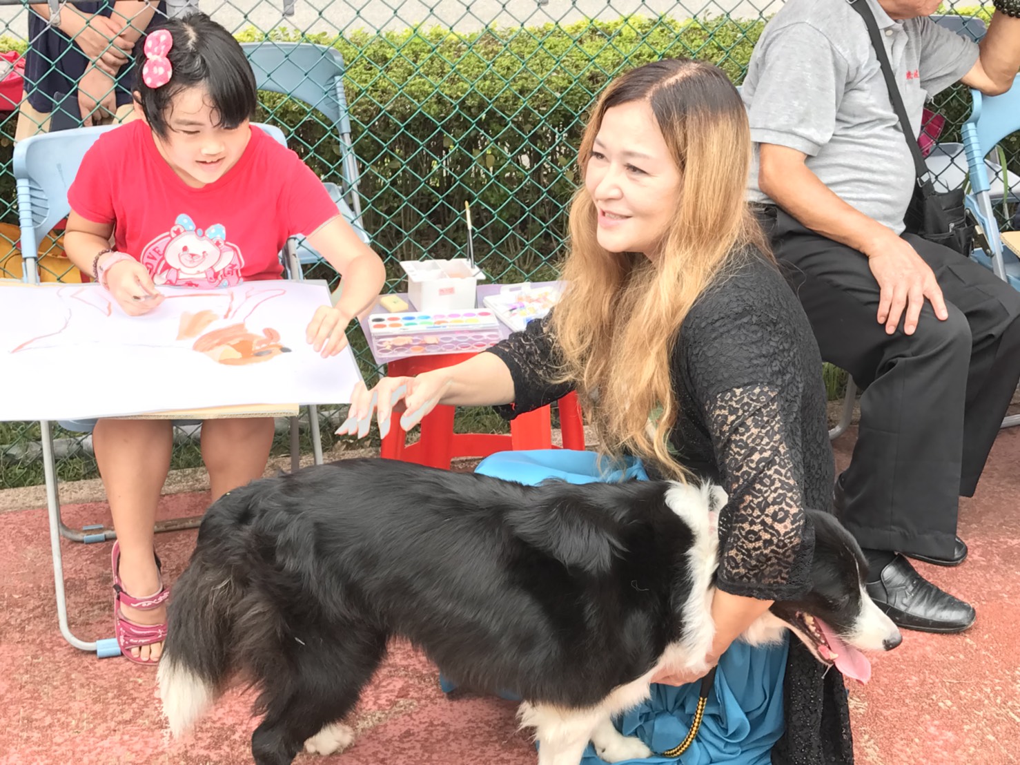 愛狗的張富美與現場的模特兒毛寶貝親暱互動。
圖:新北市動保處提供 愛狗的張富美與現場的模特兒毛寶貝親暱互動。
圖:新北市動保處提供