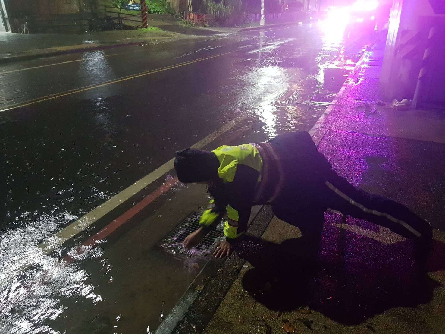 深澳坑路則有民眾行車受困,幸在警方協助之後脫困,深澳坑路18號昨晚也有排水孔淤積導致水狀況,經過基隆警方漏夜清理後水勢才漸漸退去。 圖:翻攝自基隆警馨雲臉書粉絲頁 深澳坑路則有民眾行車受困,幸在警方協助之後脫困,深澳坑路18號昨晚也有排水孔淤積導致水狀況,經過基隆警方漏夜清理後水勢才漸漸退去。 圖:翻攝自基隆警馨雲臉書粉絲頁