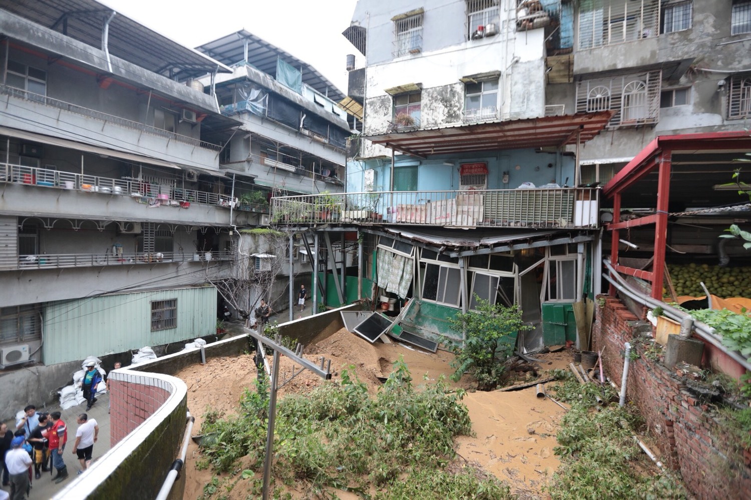 新西街207巷住戶出現地基淘空現象,造成坍塌。 圖:基隆市政府/提供 新西街207巷住戶出現地基淘空現象,造成坍塌。 圖:基隆市政府/提供