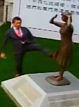 謝龍介表示,當天接受了日本團體代表藤井實彥送來的質問書,原本以為對方是要針對慰安婦的真相來討論。但當有人向他告知,藤井從日本遠渡重洋來到台灣,竟然對台灣的女兒、這些慰安婦阿嬤的銅像做出如此粗暴無禮的動作,讓人忍無可忍。 圖:翻攝自謝龍介臉書 謝龍介表示,當天接受了日本團體代表藤井實彥送來的質問書,原本以為對方是要針對慰安婦的真相來討論。但當有人向他告知,藤井從日本遠渡重洋來到台灣,竟然對台灣的女兒、這些慰安婦阿嬤的銅像做出如此粗暴無禮的動作,讓人忍無可忍。 圖:翻攝自謝龍介臉書