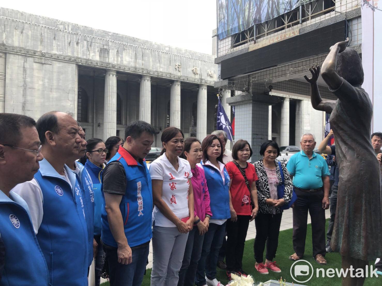 國民黨台南市長參選人高思博、台南市黨部主委謝龍介率多位議員,分台南、台北兩地連線抗議,除要求腳踹慰安婦銅像的日本人藤井實彥下跪道歉。 圖 : 黃博郎/攝 國民黨台南市長參選人高思博、台南市黨部主委謝龍介率多位議員,分台南、台北兩地連線抗議,除要求腳踹慰安婦銅像的日本人藤井實彥下跪道歉。 圖 : 黃博郎/攝