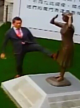 日本代表藤井實彥腳踹慰安婦銅像引發民眾的憤慨。   圖 : 國民黨台南市黨部/提供