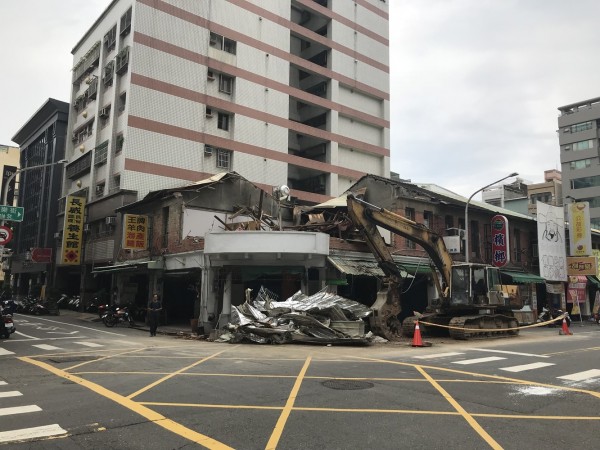 高雄市鹽埕區新樂街229號逾70年的老屋,是文化局列冊追蹤的日治時期紅磚瓦式建築群之一,但因史料不足,無法佐証具保存價值,由於年久失修有坍塌危機,老屋產權人今天出動怪手拆除。 圖 : 高雄市文化局/提供 高雄市鹽埕區新樂街229號逾70年的老屋,是文化局列冊追蹤的日治時期紅磚瓦式建築群之一,但因史料不足,無法佐証具保存價值,由於年久失修有坍塌危機,老屋產權人今天出動怪手拆除。 圖 : 高雄市文化局/提供