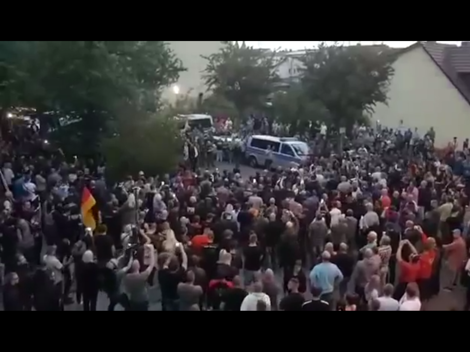德國一名男子和兩名阿富汗移民爆發衝突後死亡,極右派因此發動遊行示威。這項集會活動以哀悼遊行為號召。不過社群媒體流傳的影片畫面顯示,以白人男性居多的許多群示威者不斷高喊:「國家社會主義,立刻,立刻,立刻。」國家社會主義是納粹意識形態的一種說法。 圖:翻攝自Youtube 德國一名男子和兩名阿富汗移民爆發衝突後死亡,極右派因此發動遊行示威。這項集會活動以哀悼遊行為號召。不過社群媒體流傳的影片畫面顯示,以白人男性居多的許多群示威者不斷高喊:「國家社會主義,立刻,立刻,立刻。」國家社會主義是納粹意識形態的一種說法。 圖:翻攝自Youtube