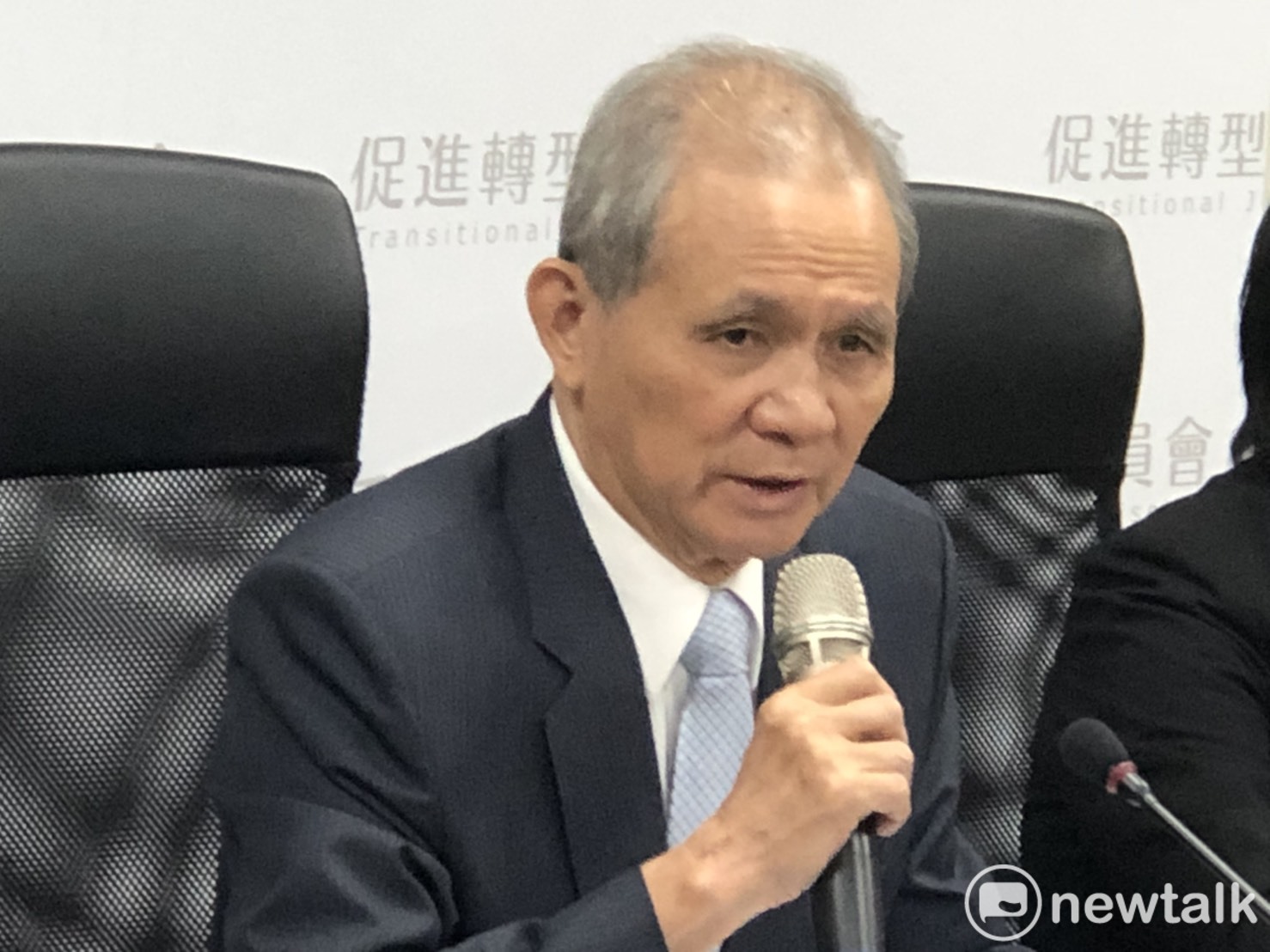 黃煌雄強調,作為獨立機關,促轉會會絕對不可以、不可能,也從未將轉型正義工作與選舉掛勾,更不會成為選戰工具,甚至針對任何特定個人進行議題操作。 圖 : 謝莉慧/攝 黃煌雄強調,作為獨立機關,促轉會會絕對不可以、不可能,也從未將轉型正義工作與選舉掛勾,更不會成為選戰工具,甚至針對任何特定個人進行議題操作。 圖 : 謝莉慧/攝
