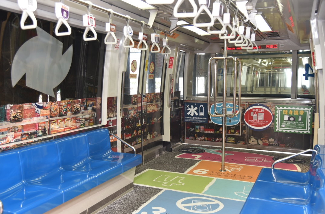 走進電車好像進入了舊時的柑仔店,地板上的跳格子內傳達的也是飛安實用訊息。 圖:桃機提供 走進電車好像進入了舊時的柑仔店,地板上的跳格子內傳達的也是飛安實用訊息。 圖:桃機提供
