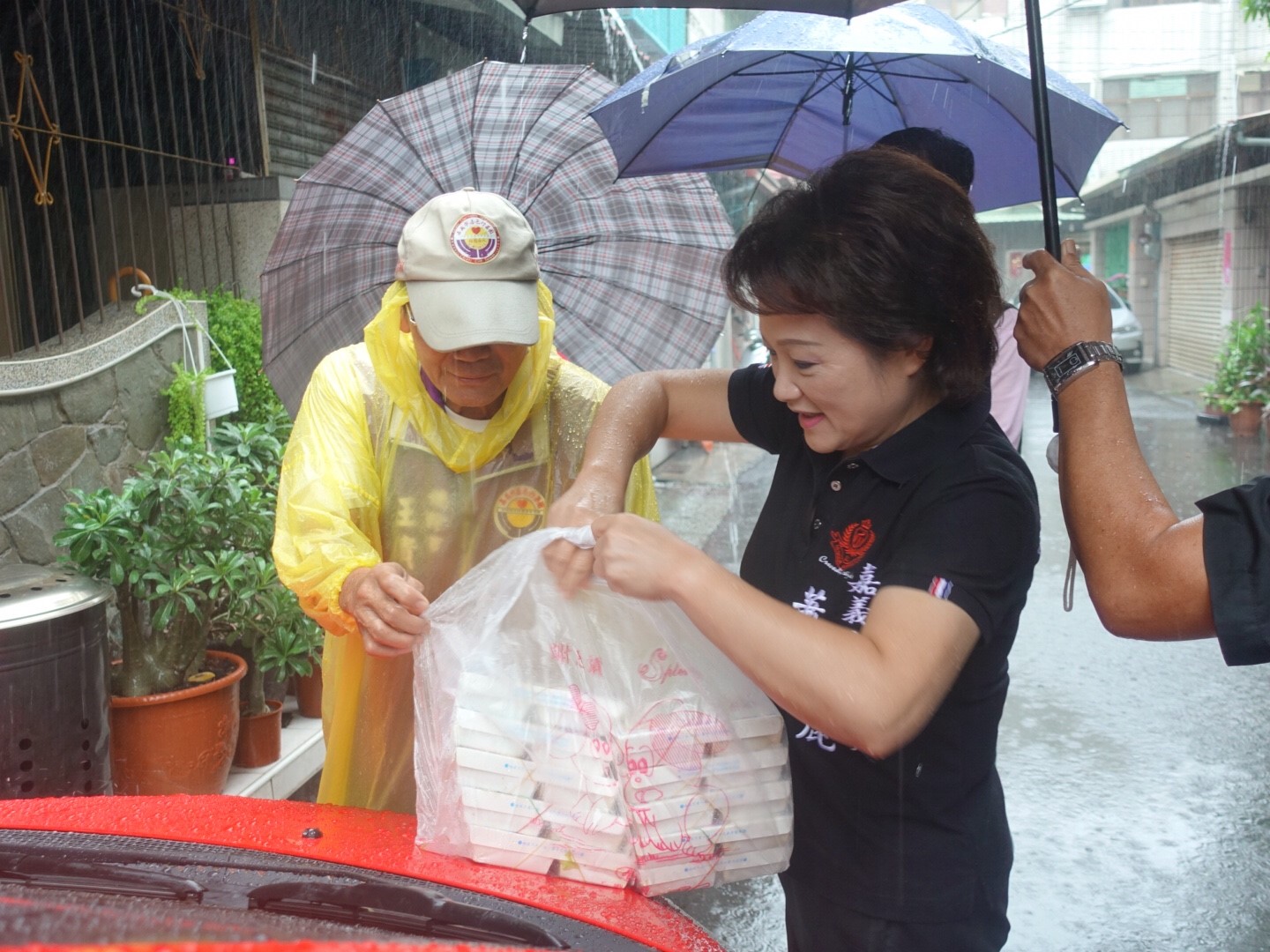 823水災中,嘉義市紅瓦里部份地區淹水,市長候選人蕭淑麗前往關切災民,並捐助食物。 圖:蕭淑麗競選團隊/提供 823水災中,嘉義市紅瓦里部份地區淹水,市長候選人蕭淑麗前往關切災民,並捐助食物。 圖:蕭淑麗競選團隊/提供