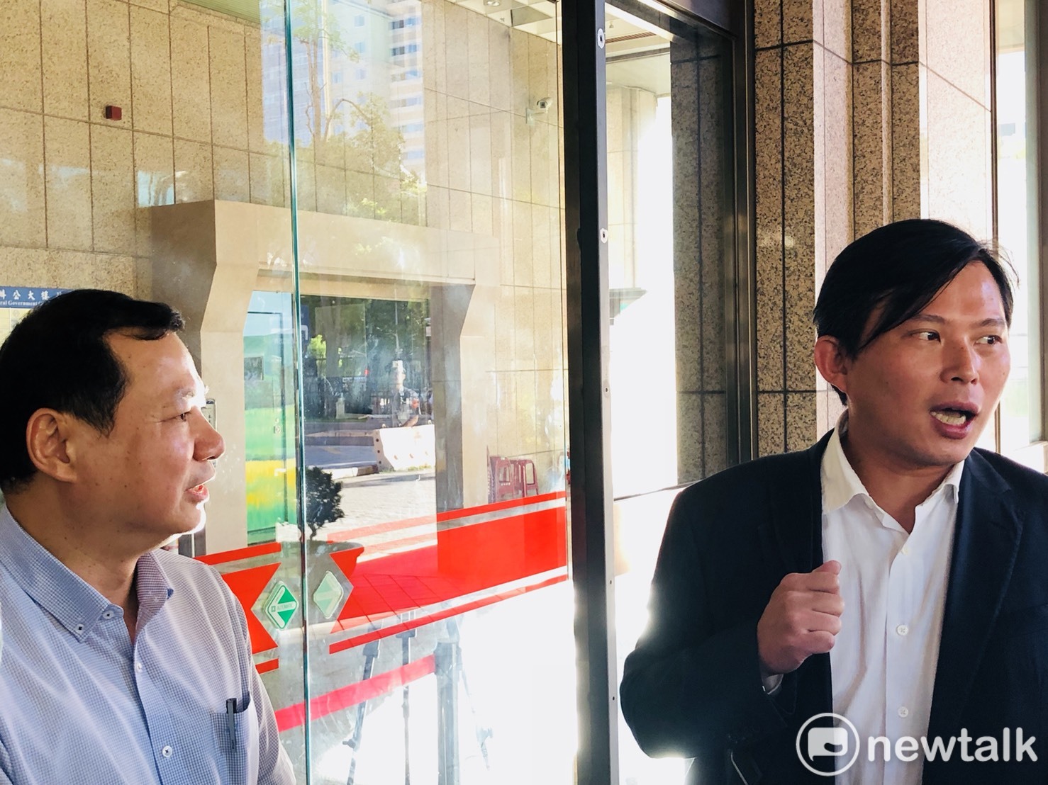 時代力量黨主席黃國昌(右)對陸委會連絡處官員解釋主委陳明通「失約」的理由,表示不能接受。 圖:謝莉慧/攝 時代力量黨主席黃國昌(右)對陸委會連絡處官員解釋主委陳明通「失約」的理由,表示不能接受。 圖:謝莉慧/攝