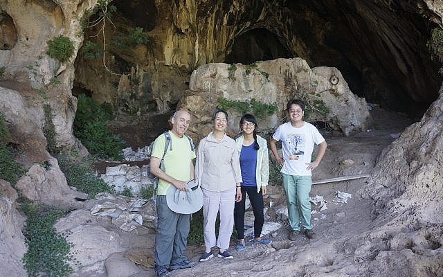 華裔女考古學家劉莉(右二)與其他國際成員,參與卡梅爾山脈的Raqefet洞穴研究。 圖:翻攝史丹佛大學/劉莉提供 華裔女考古學家劉莉(右二)與其他國際成員,參與卡梅爾山脈的Raqefet洞穴研究。 圖:翻攝史丹佛大學/劉莉提供