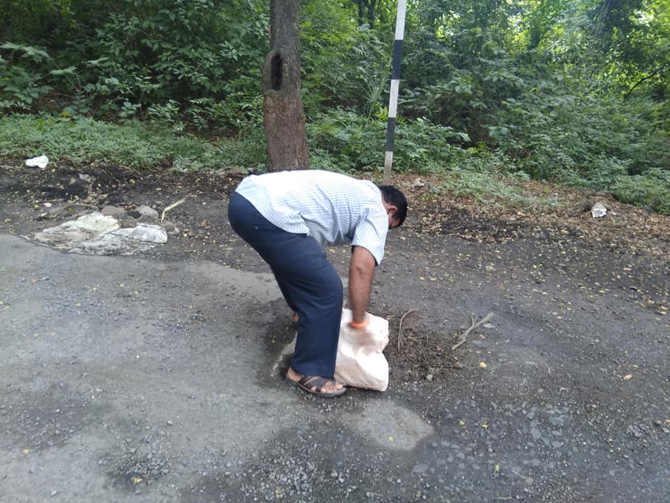 48歲的比爾霍爾用建築工地收集來的沙石填平坑洞。 圖:翻攝Dadarao Bilhore臉書 48歲的比爾霍爾用建築工地收集來的沙石填平坑洞。 圖:翻攝Dadarao Bilhore臉書