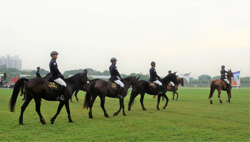 海軍陸戰隊慶祝71週年隊慶暨鴻運作戰勝利60週年,15日在忠誠營區舉辦慶祝活動,高雄市警察局騎警隊到場致意。 圖:中央社 海軍陸戰隊慶祝71週年隊慶暨鴻運作戰勝利60週年,15日在忠誠營區舉辦慶祝活動,高雄市警察局騎警隊到場致意。 圖:中央社