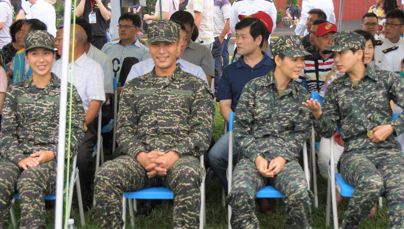 海軍陸戰隊慶祝71週年隊慶暨鴻運作戰勝利60週年,15日在忠誠營區舉辦慶祝活動,電視劇「女兵日記」演員(前排)及劇組也到場觀禮 圖:中央社 海軍陸戰隊慶祝71週年隊慶暨鴻運作戰勝利60週年,15日在忠誠營區舉辦慶祝活動,電視劇「女兵日記」演員(前排)及劇組也到場觀禮 圖:中央社