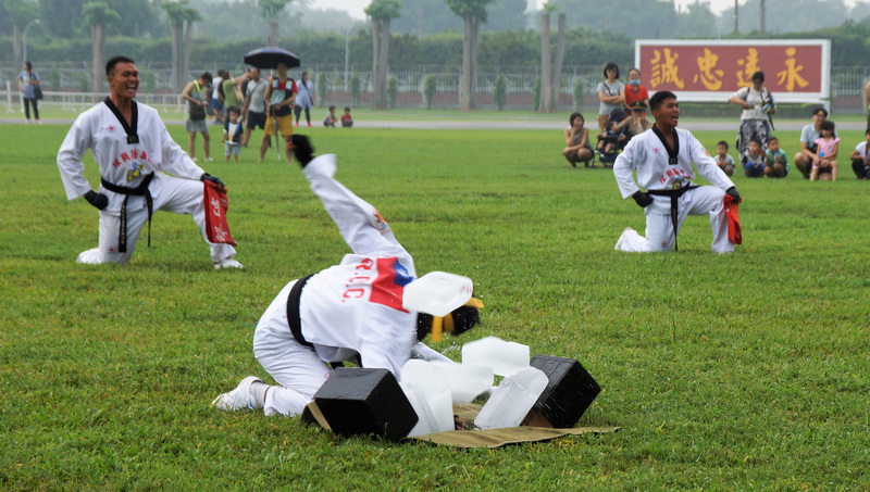 海軍陸戰隊慶祝71週年隊慶暨鴻運作戰勝利60週年,15日在忠誠營區舉辦慶祝活動。圖為莒拳隊戰技操演。 圖:中央社 海軍陸戰隊慶祝71週年隊慶暨鴻運作戰勝利60週年,15日在忠誠營區舉辦慶祝活動。圖為莒拳隊戰技操演。 圖:中央社