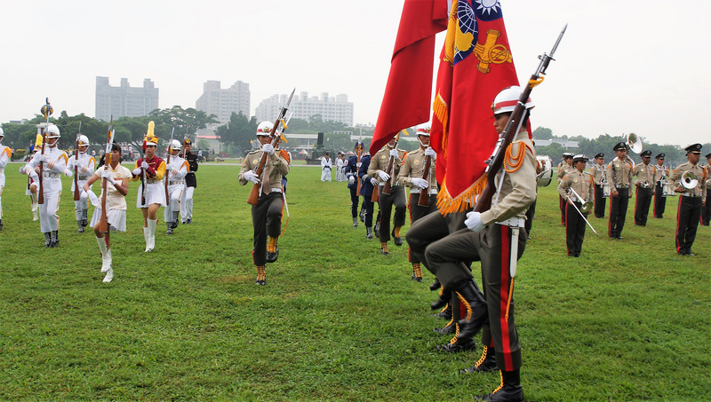 海軍陸戰隊慶祝71週年隊慶暨鴻運作戰勝利60週年,15日在忠誠營區舉辦慶祝活動,陸戰隊樂儀隊與恆春工商等6間高中職校儀隊聯合操演,展現培訓成果。 圖:中央社 海軍陸戰隊慶祝71週年隊慶暨鴻運作戰勝利60週年,15日在忠誠營區舉辦慶祝活動,陸戰隊樂儀隊與恆春工商等6間高中職校儀隊聯合操演,展現培訓成果。 圖:中央社