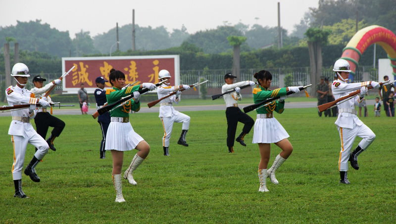 海軍陸戰隊慶祝71週年隊慶暨鴻運作戰勝利60週年,15日在忠誠營區舉辦慶祝活動,陸戰隊樂儀隊與恆春工商等6間高中職校儀隊聯合操演。 圖:中央社 海軍陸戰隊慶祝71週年隊慶暨鴻運作戰勝利60週年,15日在忠誠營區舉辦慶祝活動,陸戰隊樂儀隊與恆春工商等6間高中職校儀隊聯合操演。 圖:中央社