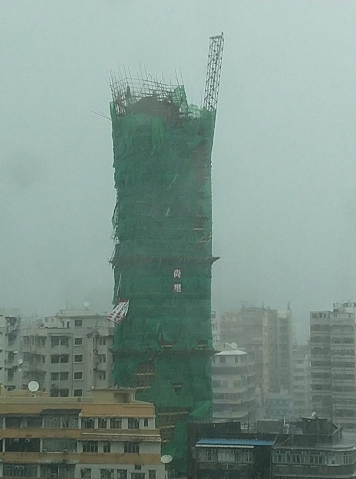 香港一處工地更有鷹架被強風吹倒,危險畫面讓當地民眾瞠目結舌。 圖:Catherine Ng /提供 香港一處工地更有鷹架被強風吹倒,危險畫面讓當地民眾瞠目結舌。 圖:Catherine Ng /提供