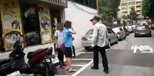 中國統一促進黨宣傳車今天在停等紅燈時被一名少女比中指,成員李承龍急忙追上前責罵,少女被圍罵後頻道歉。台北市警方表示,正在聯繫少女及了解當時情況,再依法辦理。 圖:翻攝自李承龍臉書 中國統一促進黨宣傳車今天在停等紅燈時被一名少女比中指,成員李承龍急忙追上前責罵,少女被圍罵後頻道歉。台北市警方表示,正在聯繫少女及了解當時情況,再依法辦理。 圖:翻攝自李承龍臉書
