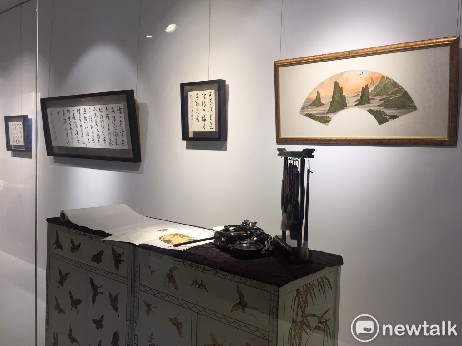 「繁花小誌-曾肅良當代書畫創作個展」展期至10月10日。 圖 : 唐復年/攝 「繁花小誌-曾肅良當代書畫創作個展」展期至10月10日。 圖 : 唐復年/攝