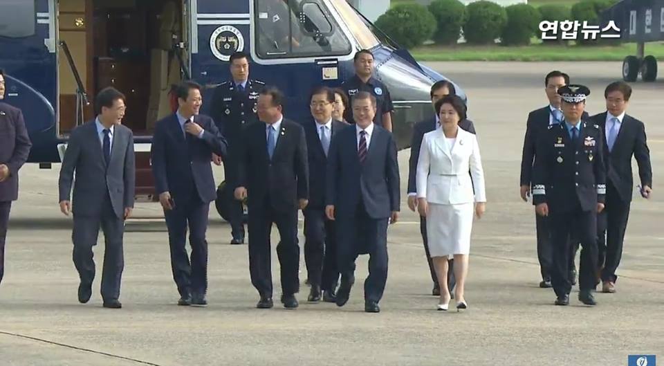 韓國總統文在寅(前排右三)出訪朝鮮,成為第3位訪問平壤的韓國元首,隨行人員多達200人。 圖:翻攝Joseongcheol臉書 韓國總統文在寅(前排右三)出訪朝鮮,成為第3位訪問平壤的韓國元首,隨行人員多達200人。 圖:翻攝Joseongcheol臉書