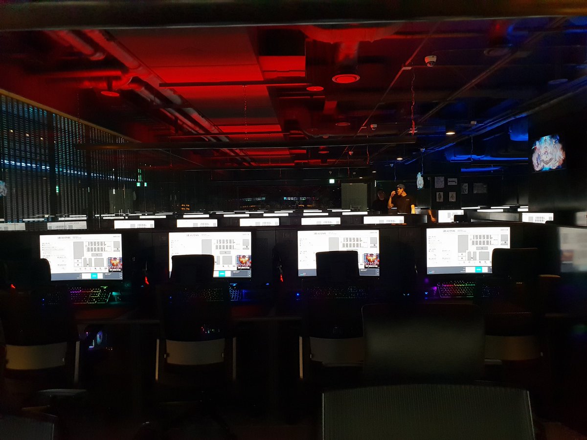 LOL PARK內部更建置了擁有100台電腦的網咖室。