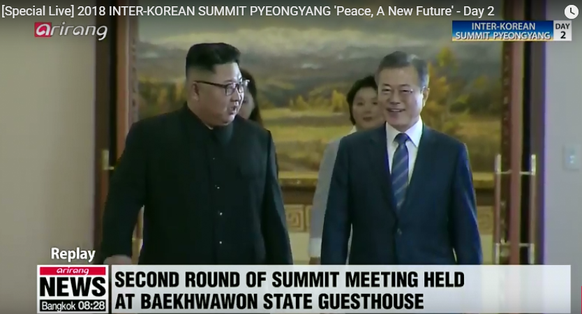 朝鮮領導人金正恩(前左)與韓國總統文在寅19日上午步入平壤百花園國賓館,2人都笑容滿面。 圖:翻攝2018韓朝高峰會直播 朝鮮領導人金正恩(前左)與韓國總統文在寅19日上午步入平壤百花園國賓館,2人都笑容滿面。 圖:翻攝2018韓朝高峰會直播