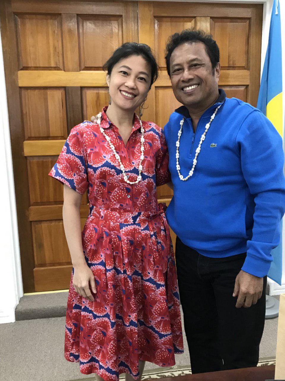 行政院發言人Kolas Yotaka與帛琉共和國總統Tommy E. Remengesau合照。Kolas向帛琉總統表達院長賴清德感謝支持,帛琉總統贈項鍊給Kolas。 圖:行政院提供 行政院發言人Kolas Yotaka與帛琉共和國總統Tommy E. Remengesau合照。Kolas向帛琉總統表達院長賴清德感謝支持,帛琉總統贈項鍊給Kolas。 圖:行政院提供