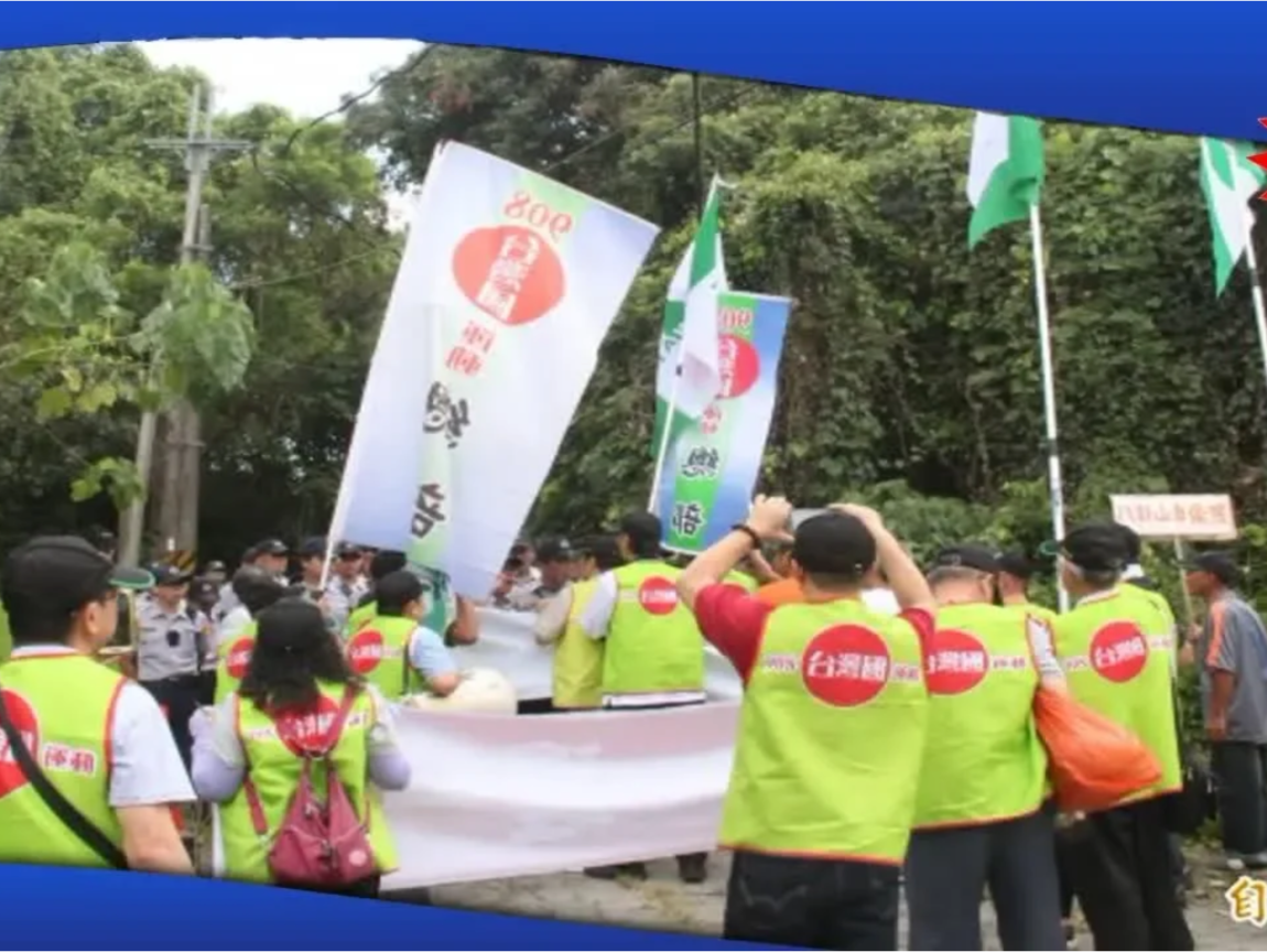 獨派團體並曾前往碧雲禪寺強拆五星旗抗議,彰化縣議員更聲稱該寺是大違建,呼籲民眾出錢出力將它拆除。 圖:翻攝自Youtube 獨派團體並曾前往碧雲禪寺強拆五星旗抗議,彰化縣議員更聲稱該寺是大違建,呼籲民眾出錢出力將它拆除。 圖:翻攝自Youtube