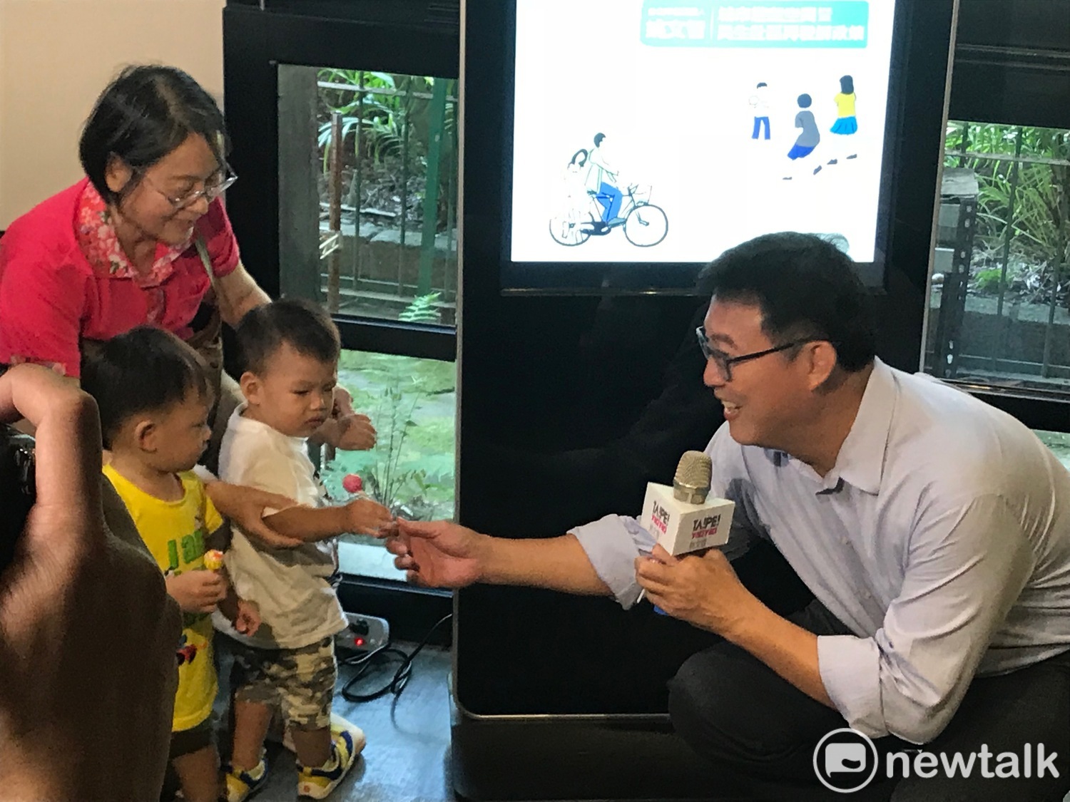 姚文智拿糖果贈送給現場孩童。 圖 : 周煊惠 / 攝 姚文智拿糖果贈送給現場孩童。 圖 : 周煊惠 / 攝