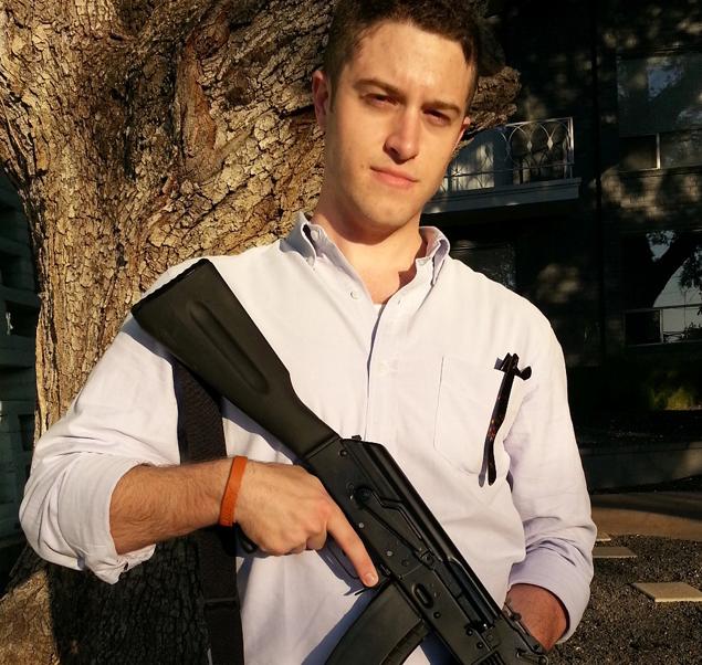 美國德州男子威爾森(Cody Wilson),是第一個創造出3D列印手槍的人,目前正因為與未成年性交易遭到通緝。 圖:取自維基百科 美國德州男子威爾森(Cody Wilson),是第一個創造出3D列印手槍的人,目前正因為與未成年性交易遭到通緝。 圖:取自維基百科