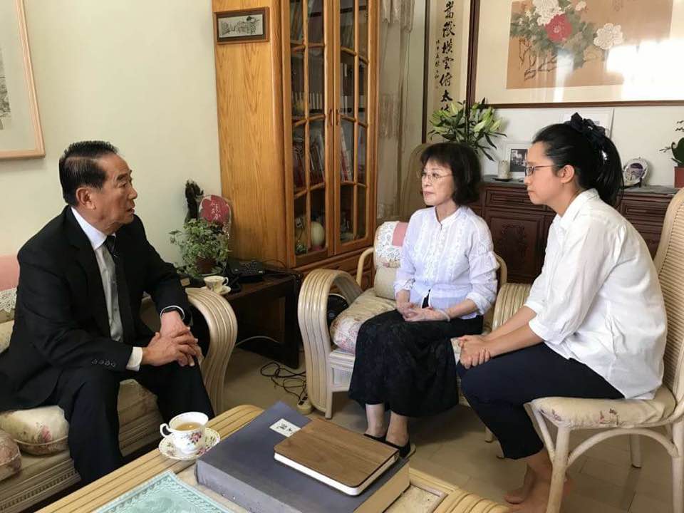 楊母接著上傳宋楚瑜前來致哀的照片。 圖:翻攝自臉書 楊母接著上傳宋楚瑜前來致哀的照片。 圖:翻攝自臉書