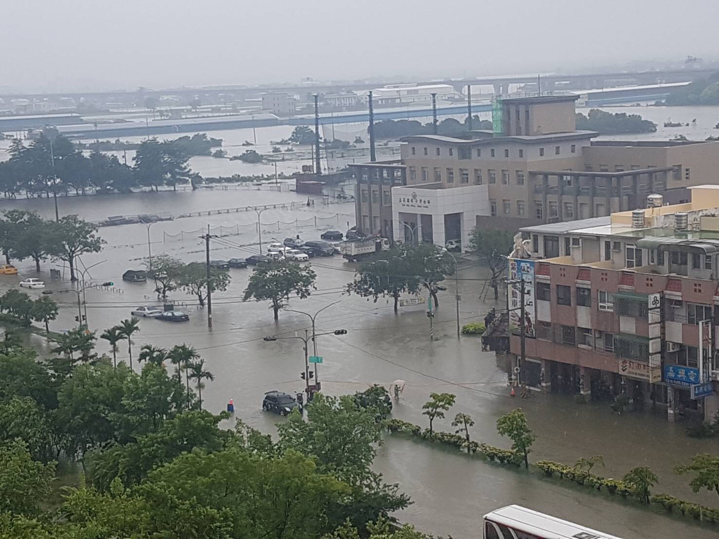 823災後救助以區塊或線性的街廓為單位,從寬認定符合淹水救助之要件,特別是朴子市應簡化認定作業,可依據縣府提供空拍資料顯示,認定淹水50公分以上區域(排除墊高戶與裝設防水閘門者),無須逐戶認定。 圖 : 嘉義縣政府/ 提供 823災後救助以區塊或線性的街廓為單位,從寬認定符合淹水救助之要件,特別是朴子市應簡化認定作業,可依據縣府提供空拍資料顯示,認定淹水50公分以上區域(排除墊高戶與裝設防水閘門者),無須逐戶認定。 圖 : 嘉義縣政府/ 提供