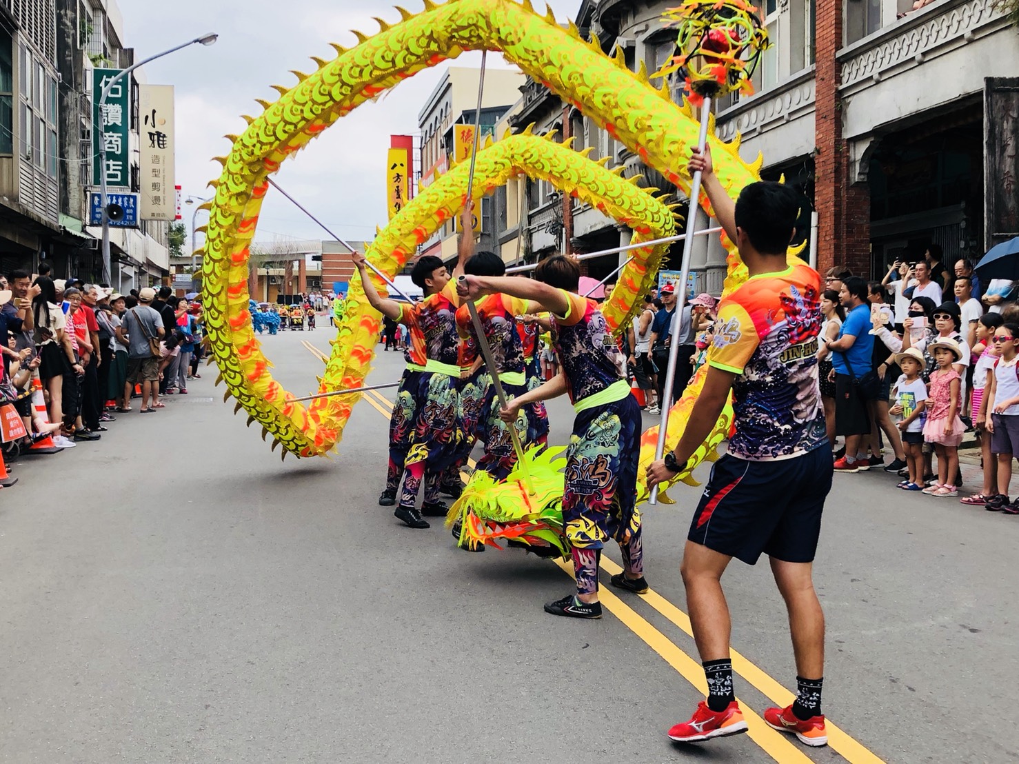 桃園在地「金鴻醒獅團」以最原汁原味的舞龍舞獅振奮人心。 圖:桃園市政府文化局提供 桃園在地「金鴻醒獅團」以最原汁原味的舞龍舞獅振奮人心。 圖:桃園市政府文化局提供