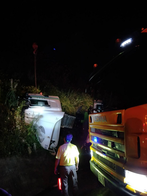 國道公路警察局第六警察隊竹林分隊通報,今天凌晨3時03分,國道3號84.4公里北向,一輛半聯結車側翻在外側車道及外側路肩。 圖:新竹縣府/提供 國道公路警察局第六警察隊竹林分隊通報,今天凌晨3時03分,國道3號84.4公里北向,一輛半聯結車側翻在外側車道及外側路肩。 圖:新竹縣府/提供