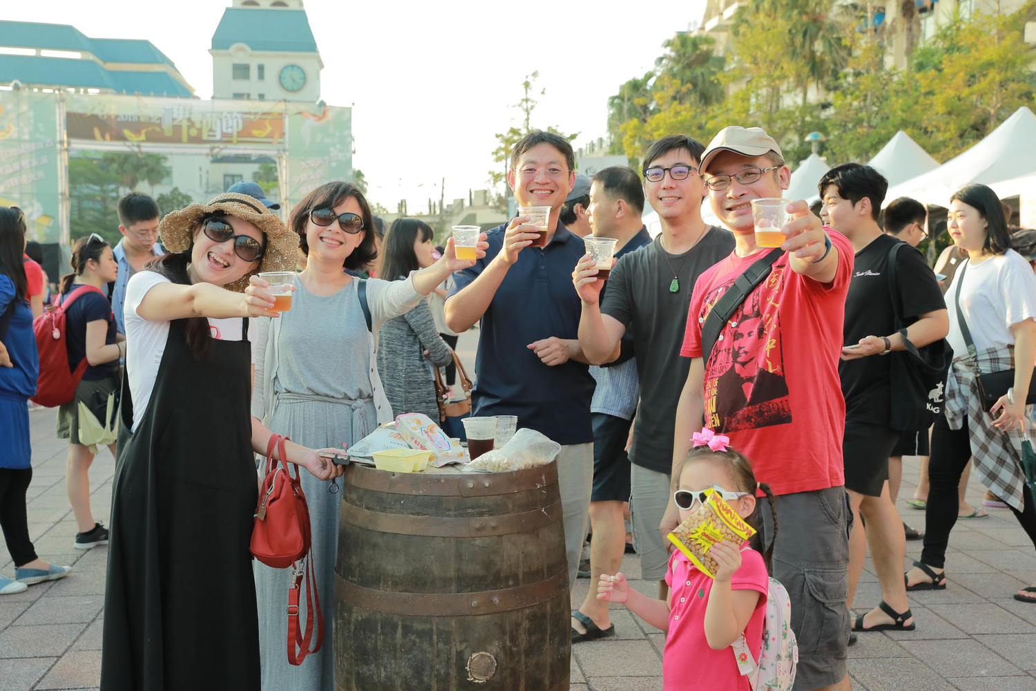 新北啤酒節今日吸引上千名多民眾在中秋連假前來暢飲啤酒嚐美食。 圖:新北市政府提供 新北啤酒節今日吸引上千名多民眾在中秋連假前來暢飲啤酒嚐美食。 圖:新北市政府提供