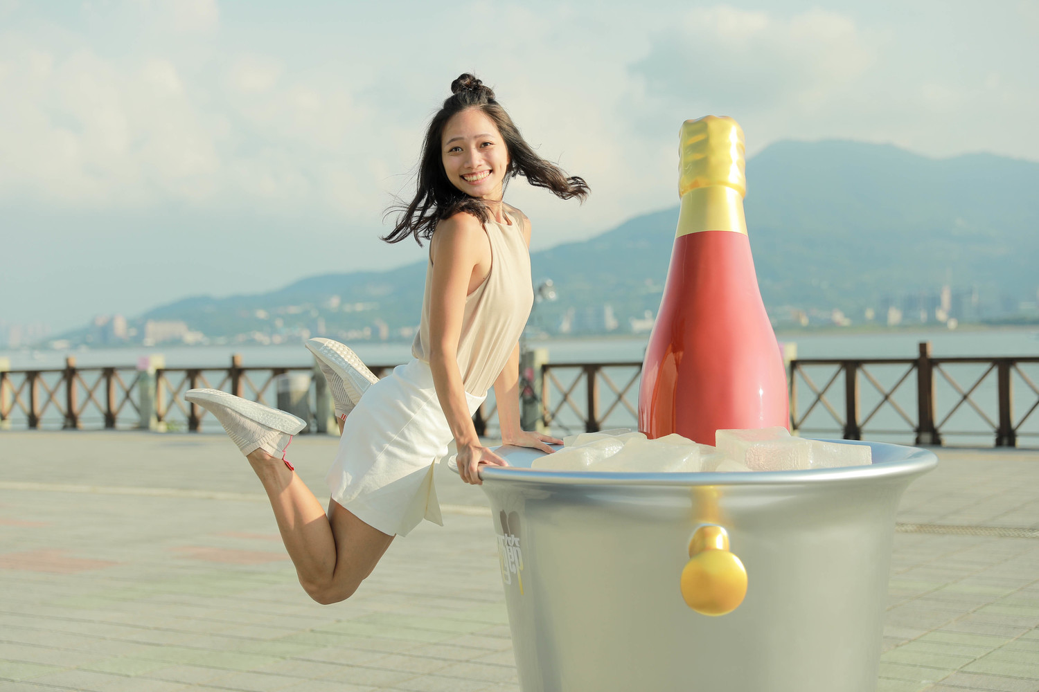 啤酒廣場設置女王頭及杯緣子裝置藝術,只要拍出最具特色的杯緣子照片打卡上傳,就有機會獲得市價超過11萬元的手機大獎。 圖:新北市政府提供 啤酒廣場設置女王頭及杯緣子裝置藝術,只要拍出最具特色的杯緣子照片打卡上傳,就有機會獲得市價超過11萬元的手機大獎。 圖:新北市政府提供