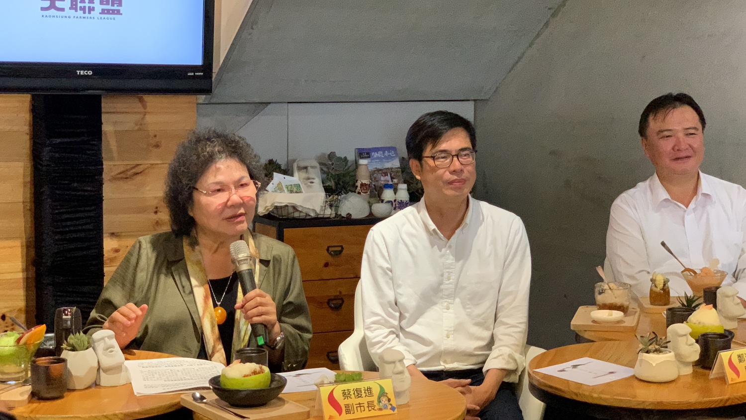 陳菊表示,高雄縣市合併後,農業成為高雄非常重要的產業之一。她當時從平均地權基金撥出5億到農業發展基金,支持高雄農業,鼓勵年輕人返鄉投入農業、開拓市場。 圖:陳其邁競選辦公室/提供 陳菊表示,高雄縣市合併後,農業成為高雄非常重要的產業之一。她當時從平均地權基金撥出5億到農業發展基金,支持高雄農業,鼓勵年輕人返鄉投入農業、開拓市場。 圖:陳其邁競選辦公室/提供