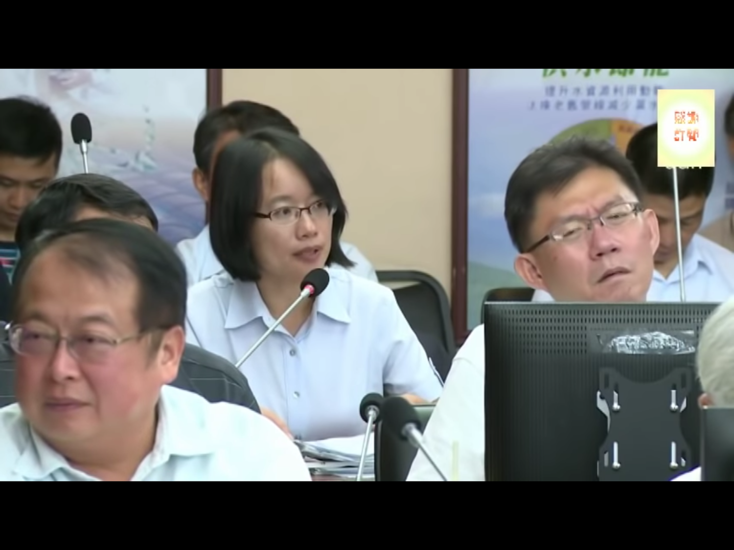 由於這項自治條例修訂,遭媒體稱之「吳音寧備詢條款」,對此台北市政府副秘書長兼財政局長陳志銘今晚受訪說明,增列條文部分是針對市府持有股權並跟市府有委託經營關係的公司,像北市持有股權的農產、漁產、畜產與花卉公司,並非只針對北農。 圖:翻攝自Youtube 由於這項自治條例修訂,遭媒體稱之「吳音寧備詢條款」,對此台北市政府副秘書長兼財政局長陳志銘今晚受訪說明,增列條文部分是針對市府持有股權並跟市府有委託經營關係的公司,像北市持有股權的農產、漁產、畜產與花卉公司,並非只針對北農。 圖:翻攝自Youtube