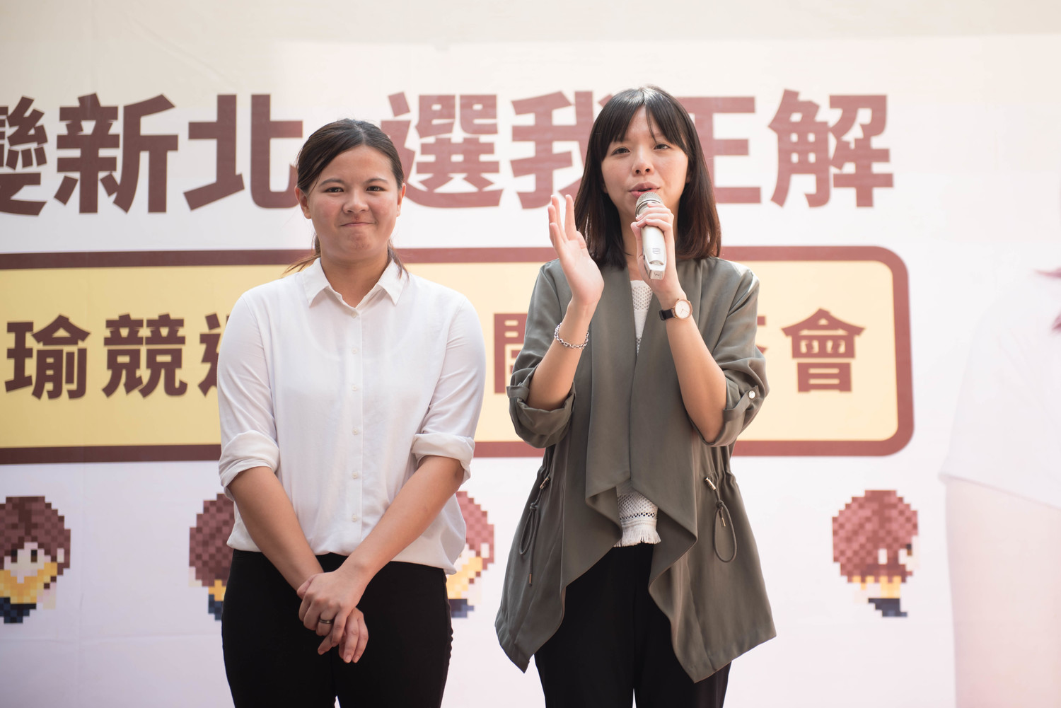 時力立委洪慈庸到場支持,她表示,兩人同樣是年輕女性、素人從政,肯定曾柏瑜三年來深耕的成果。 圖:曾柏瑜競選辦公室提供 時力立委洪慈庸到場支持,她表示,兩人同樣是年輕女性、素人從政,肯定曾柏瑜三年來深耕的成果。 圖:曾柏瑜競選辦公室提供