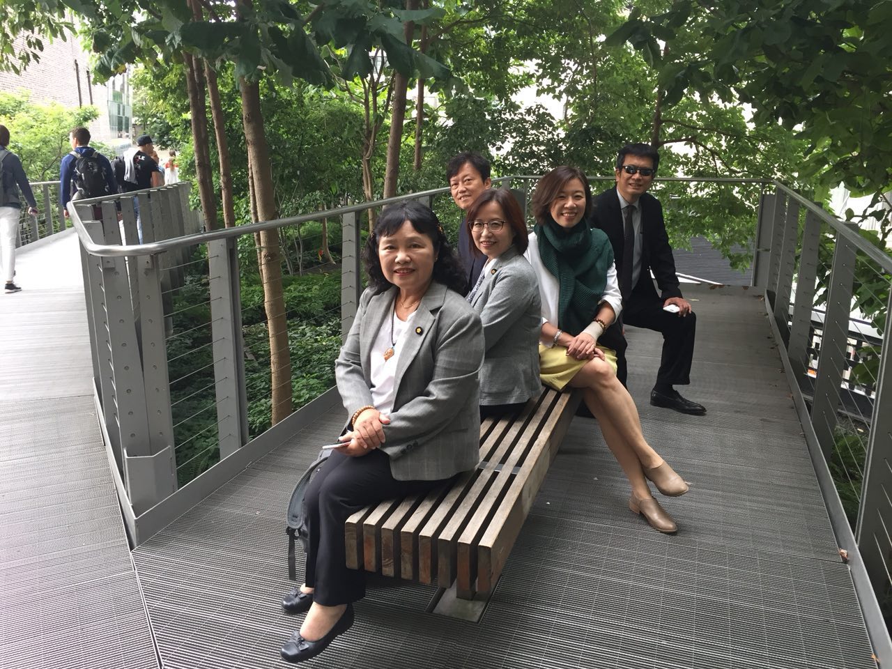 立法院(前起)陳曼麗委員、李麗芬委員及林靜儀委員於9月20日參訪紐約市永續發展新建設Hudson Yards Development及高線公園(Highline Park),瞭解紐約如何締造廢用鐵道的綠色奇蹟,並將該區域與高線公園緊密相連的廢棄空間整建為兼具商業性與便利生活機能的住商社區。
圖:外交部/提供 立法院(前起)陳曼麗委員、李麗芬委員及林靜儀委員於9月20日參訪紐約市永續發展新建設Hudson Yards Development及高線公園(Highline Park),瞭解紐約如何締造廢用鐵道的綠色奇蹟,並將該區域與高線公園緊密相連的廢棄空間整建為兼具商業性與便利生活機能的住商社區。
圖:外交部/提供