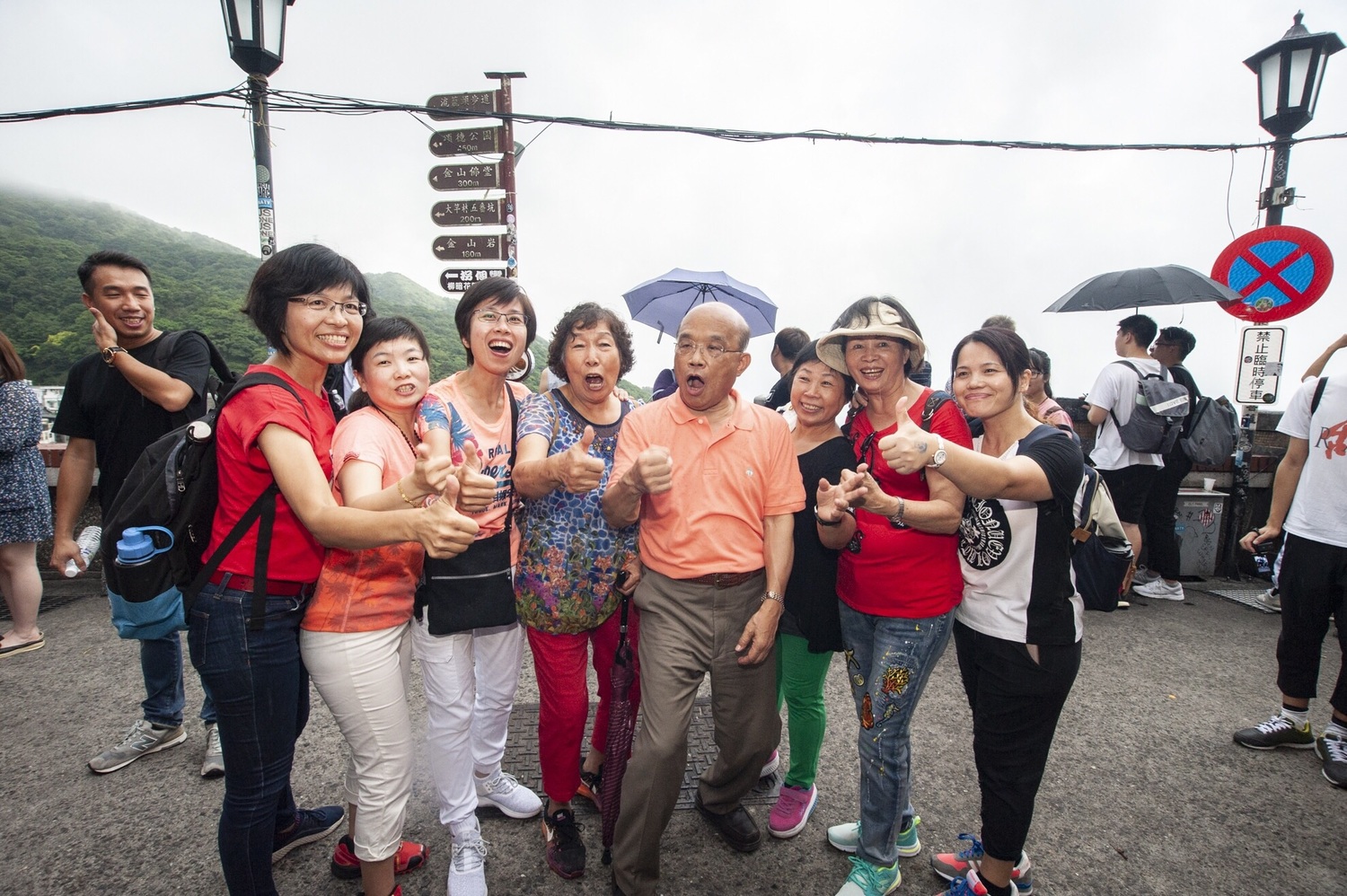 蘇貞昌在九份老街與熱情民眾合照。 圖:蘇貞昌競選辦公室/提供 蘇貞昌在九份老街與熱情民眾合照。 圖:蘇貞昌競選辦公室/提供